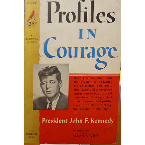 Book cover of 'Profiles in Courage' by President John F. Kennedy with a portrait of the president.